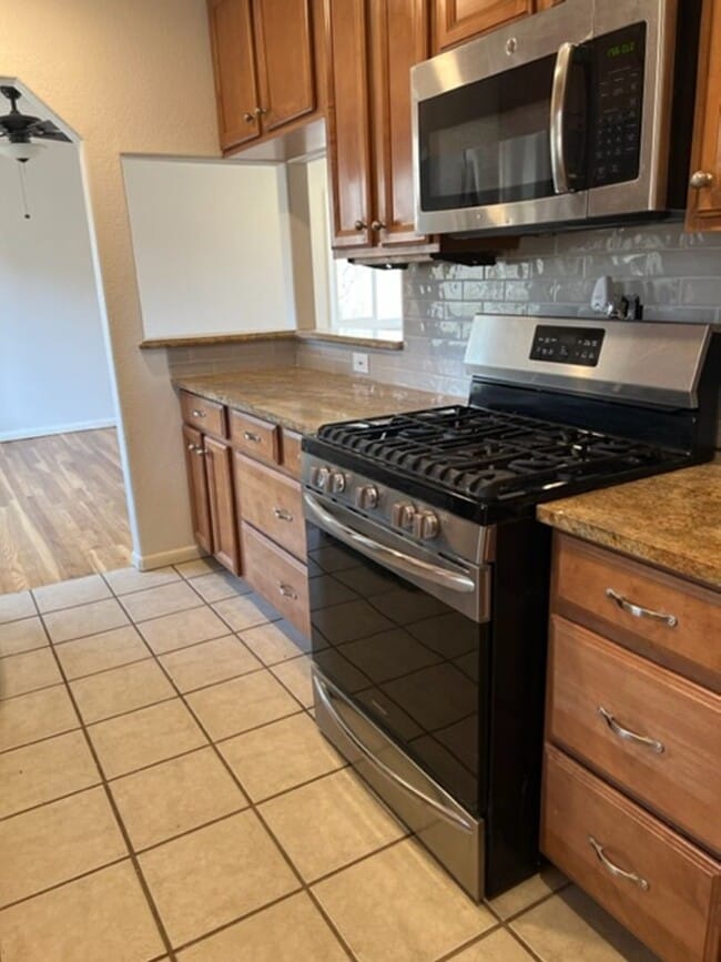 Building Photo - 4 BEDROOM HOME IN SKYWAY!!