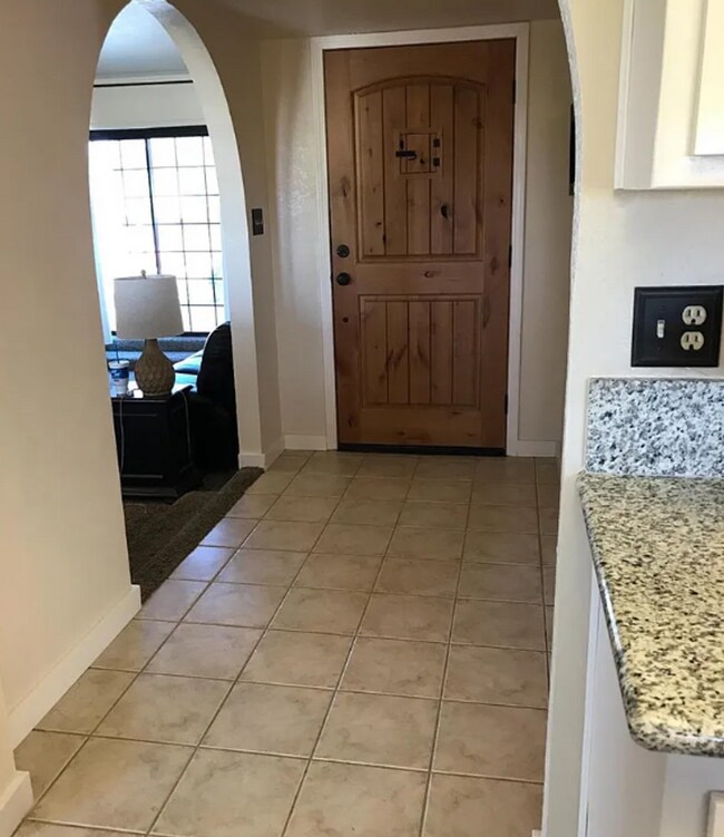 Building Photo - Spacious single family home in Bakersfield - Schedule your tour now!