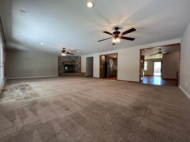 Building Photo - Great on Gardenview!