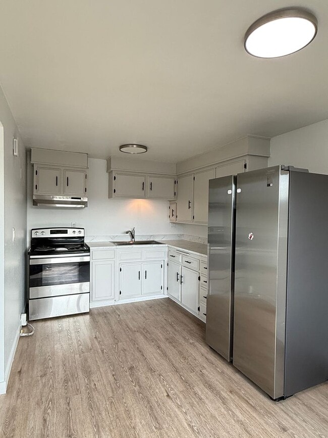 Building Photo - Townhome in North Medford!