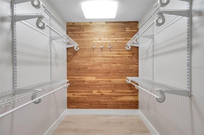 Building Photo - 8789 Maplewood Rd