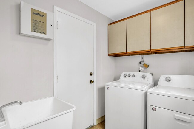 Building Photo - 208 Hopkins St