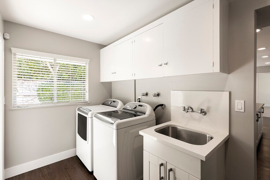 Building Photo - 1901 Altura Dr