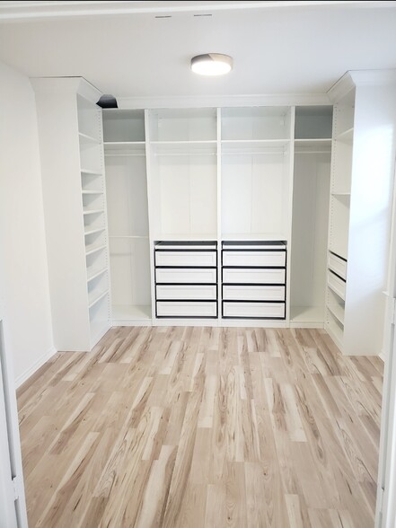 Master Bedroom Large Walk-in Closet - 1126 Loganberry Dr