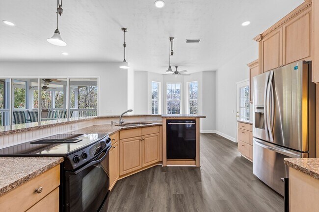 Building Photo - Executive Lakefront in Gainesville - Available NOW