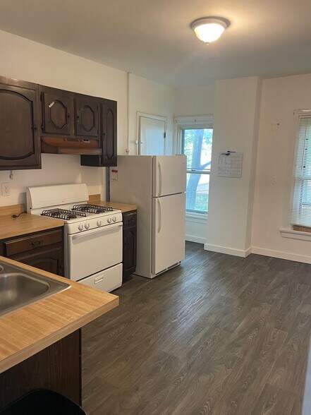 Kitchen - 1481 E Main St