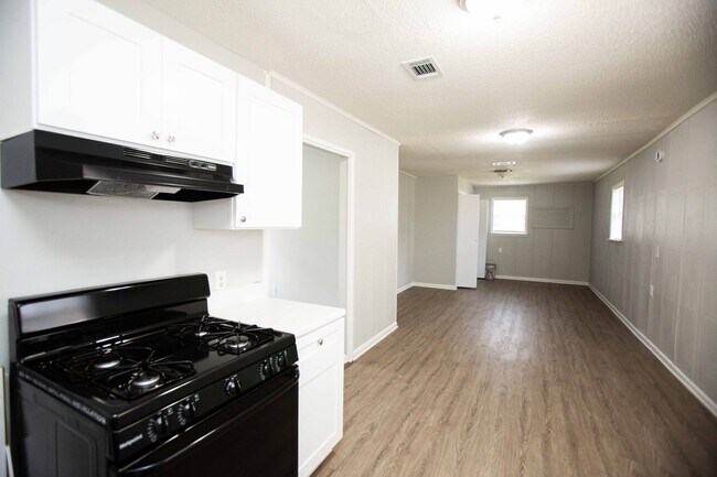 Building Photo - 3 bed, 1 bath home, fully updated!