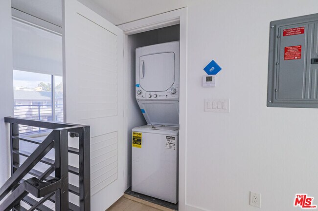 Building Photo - 11810 1/2 Gilmore St