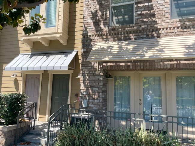 Building Photo - 3 Bed + 3.5 Bath + Bonus Room in Tustin Fi...
