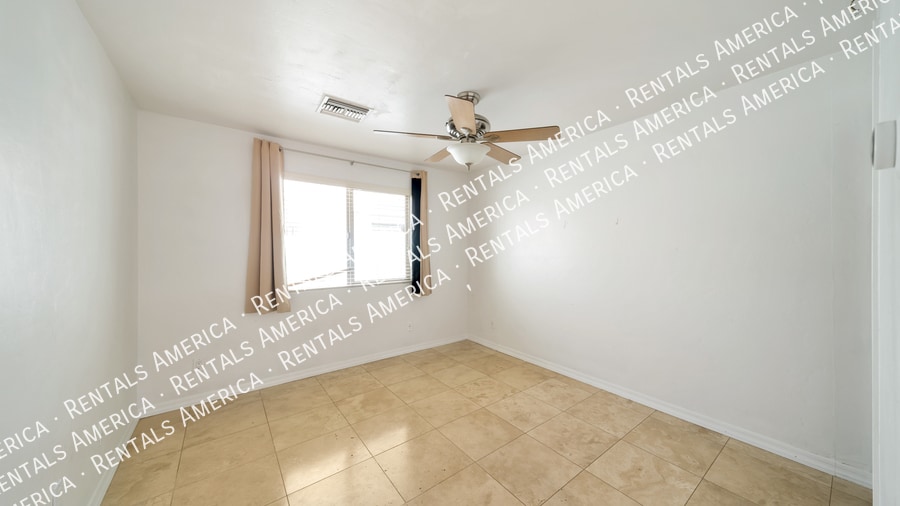 Building Photo - 2212 E La Mirada St