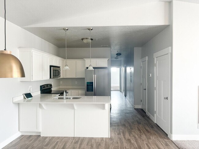 Building Photo - Newer Vineyard Condo for Rent! Next to Utah Valley University!!