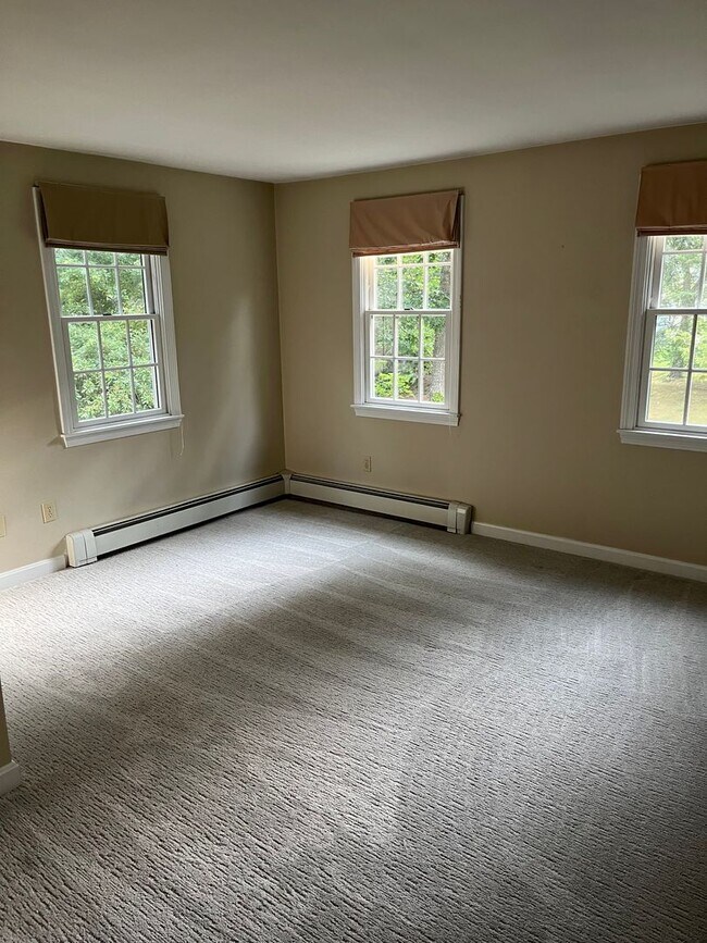 Building Photo - Executive 4 Br / 2.5 Ba Executive Colonial in Sandwich