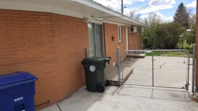 Building Photo - 904 Sherry Dr