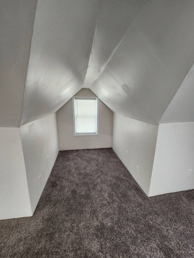 Building Photo - 2-Bedroom + Bonus Room Bungalow with Basement – Flexible Living Space