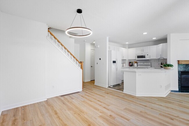 Building Photo - Recently Updated 3 Bedroom 2 Bath Home - B...
