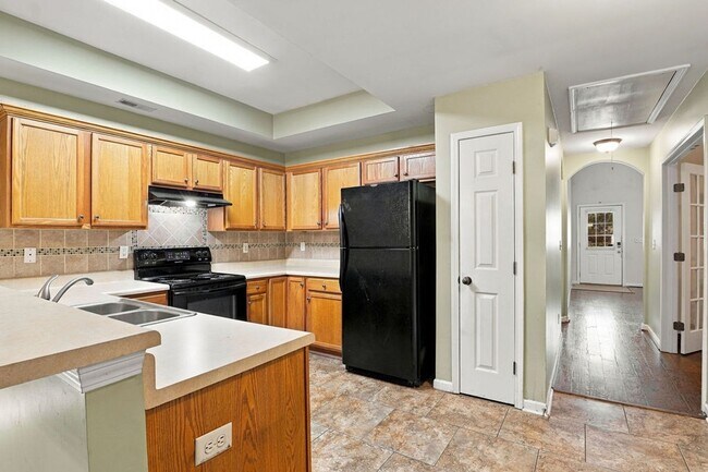 Building Photo - 5891 Southwood Pkwy