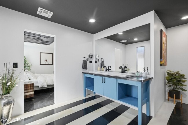 Building Photo - 2812 N 71st Pl