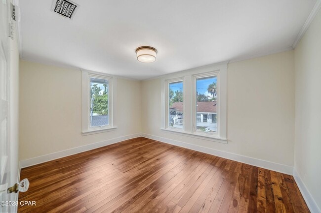 Building Photo - 2316 W Beach Dr
