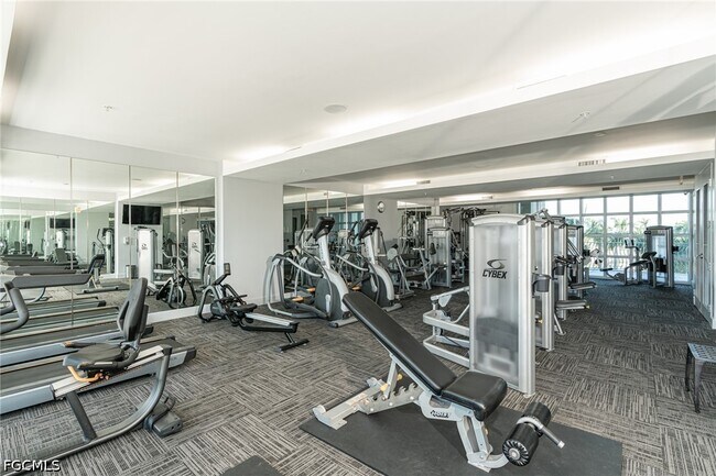 Building Photo - 3000 Oasis Grand Blvd