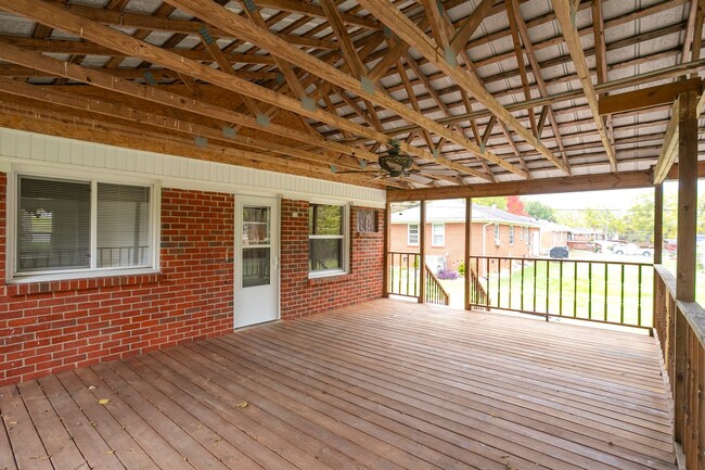 Building Photo - 208 Hillcrest Dr