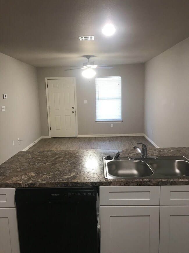 Building Photo - BH-OZIER TRIPLEX