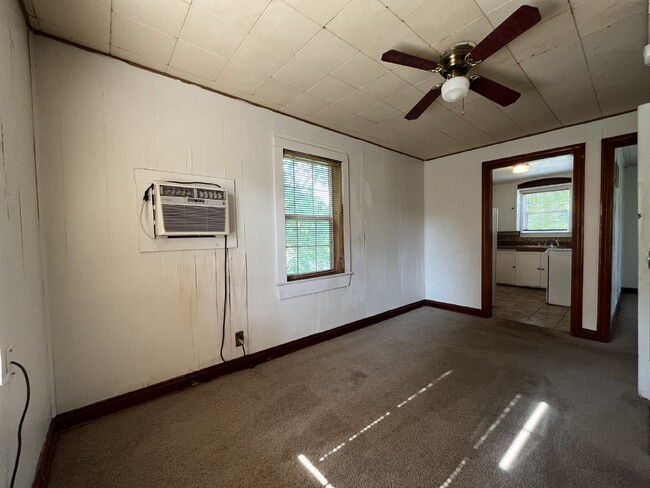 Building Photo - 1 Bedroom Upstairs Duplex