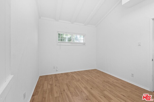 Building Photo - 5541 Fallbrook Ave