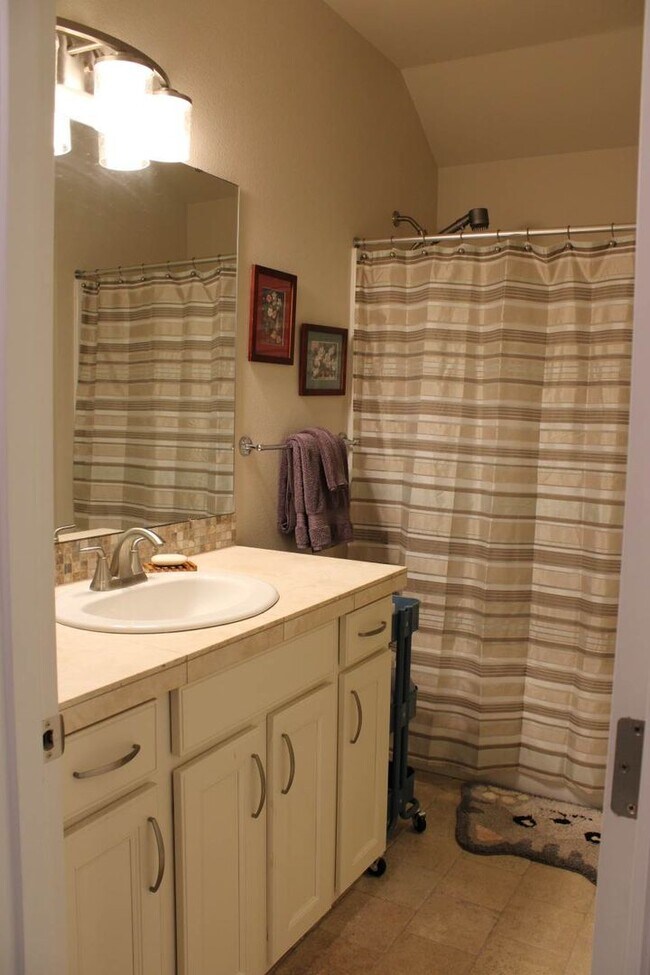 Building Photo - Spacious Luxury Home in Gated Community Ne...