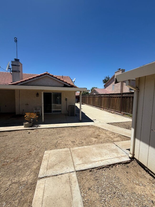Building Photo - 3 bed/2 bath in Los Banos
