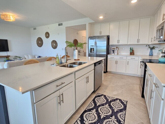 Building Photo - Annual UNFURNISHED or FURNISHED for your convenience: 2 Bedroom 2 Bathroom 2nd Floor Elevator acc...