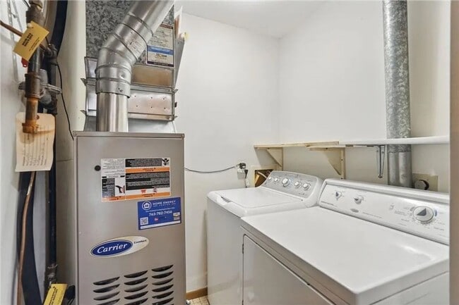 Building Photo - Spacious 2 Bedroom Townhome in Maple Grove!