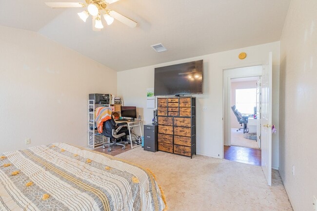 Building Photo - Conveniently located 3 Bedroom, 2 bath