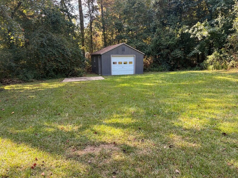 Building Photo - Room in House on Feather Dr