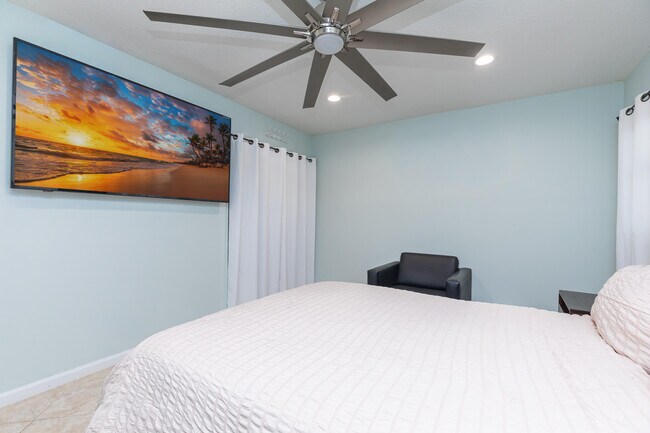 Building Photo - 961 S Ocean Dr