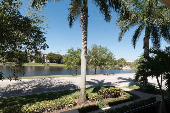 Building Photo - 11860 Valencia Gardens Ave