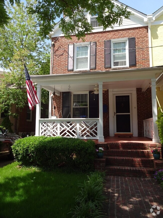 Building Photo - Beautiful Home with Fenced Yard in Rosemont!