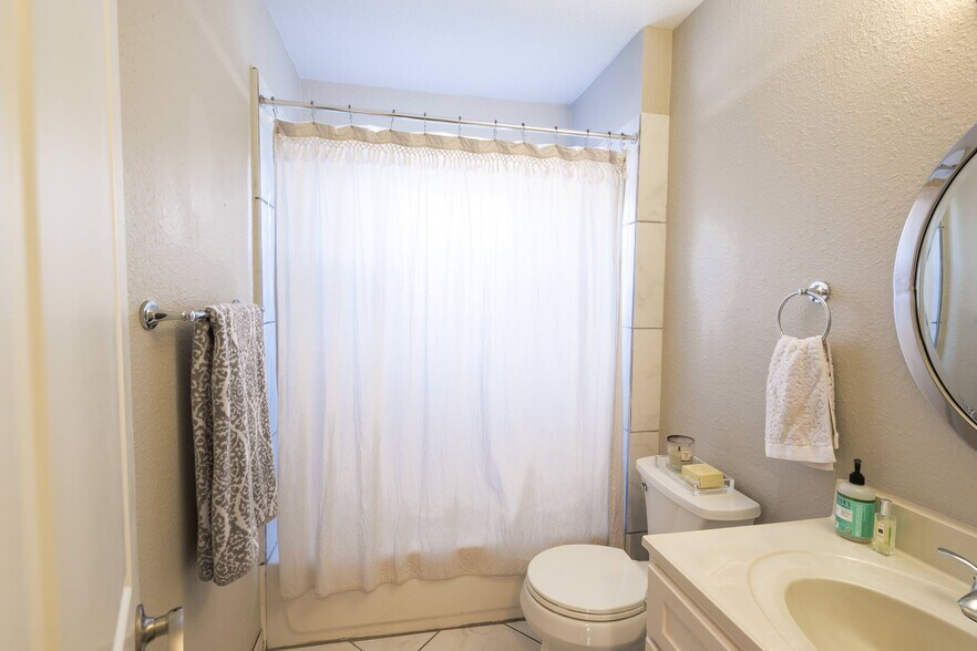 2nd Full Bath - 4731 Wateka Dr
