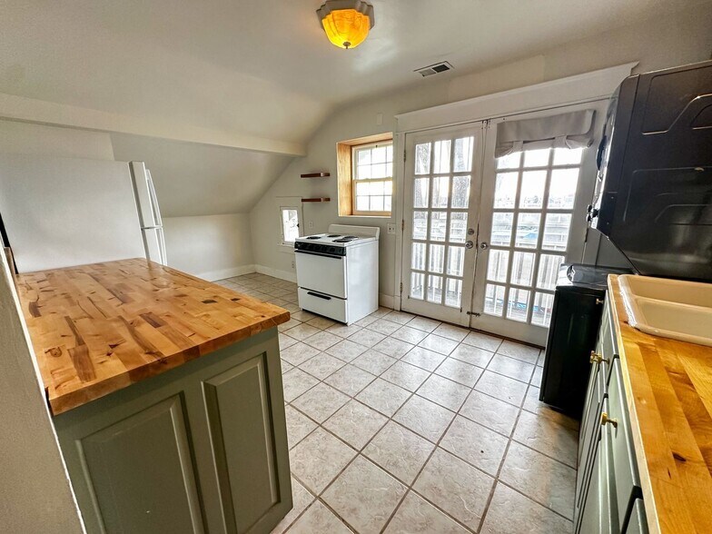 Building Photo - 1615 Carr St