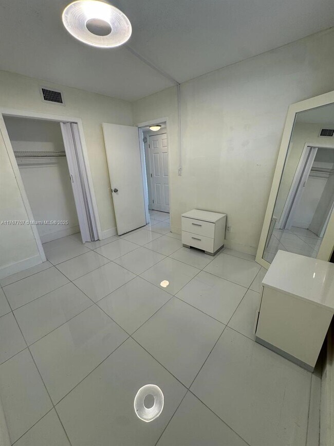 Building Photo - 120 Royal Palm Rd