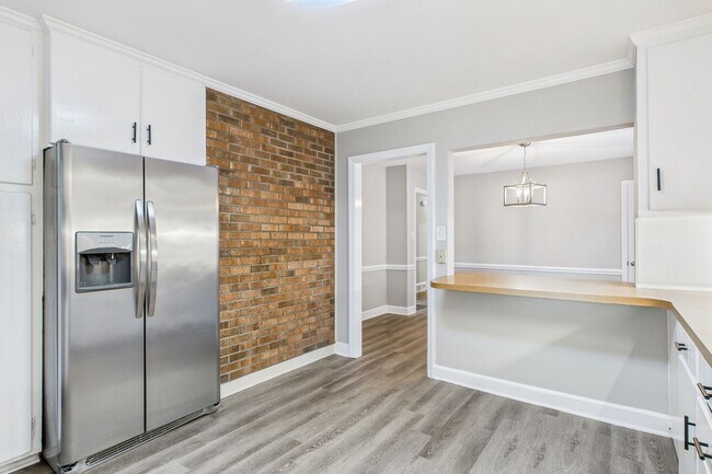 Building Photo - Large Home in Guilford Hills, Hardwood Flo...