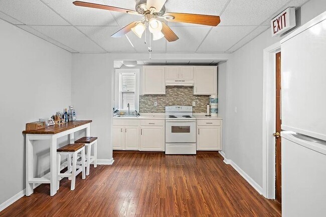 Building Photo - 364 Main St