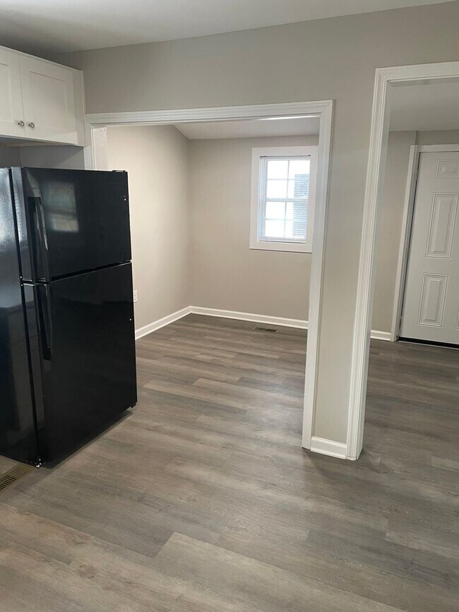 Building Photo - 715 Newton St