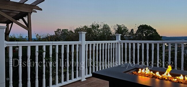 Building Photo - Cozy home with a stunning view!