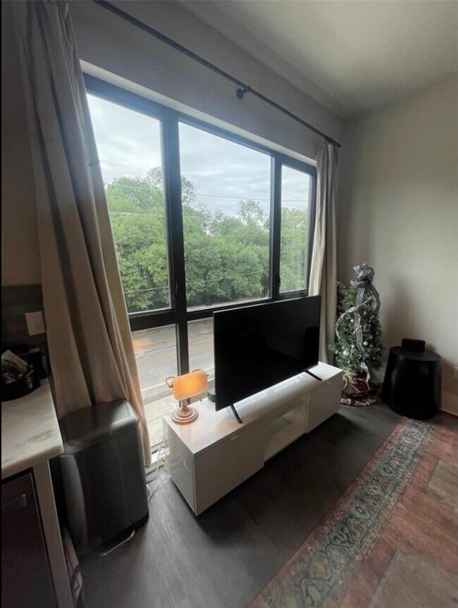 Building Photo - 2727 Houston Ave