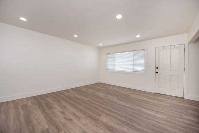 Building Photo - East Side Gem