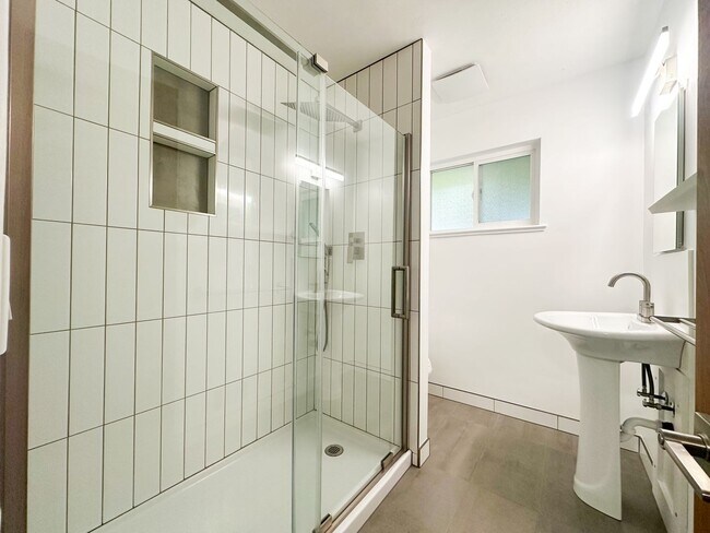 Building Photo - Beautifully Remodeled Duplex in Downtown L...