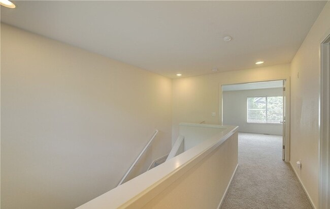 Building Photo - 2bd/2.5ba Redmond Townhouse