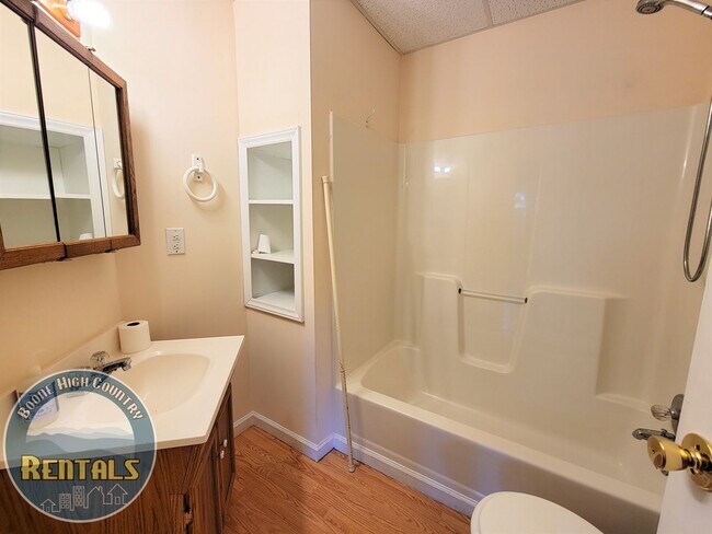 Building Photo - Gorgeous 3bd/2.5ba House With Included Downstairs Apartment