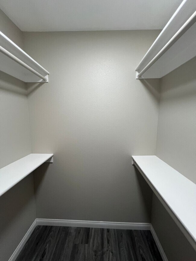 Building Photo - Newly Renovated Enclaves Condo!