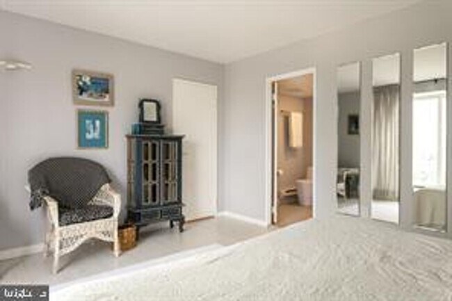 Building Photo - Bi-Level Penthouse with 3 Balconies & Delaware River Views | 3 Bed, 3 Bath | Society Hill